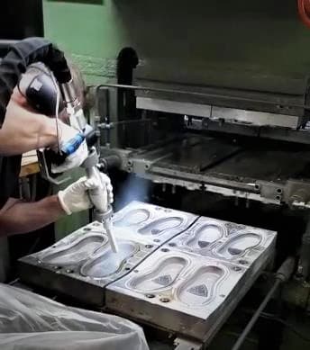 Shoe-Mold Dry Ice Cleaning