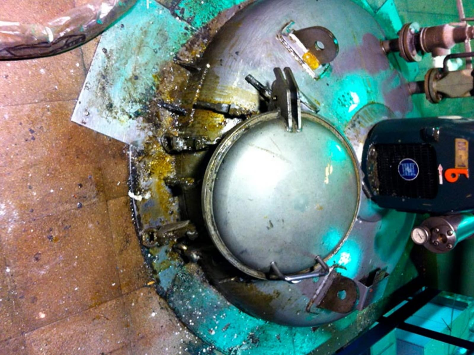 Industrial fixture before and after dry-ice blasting