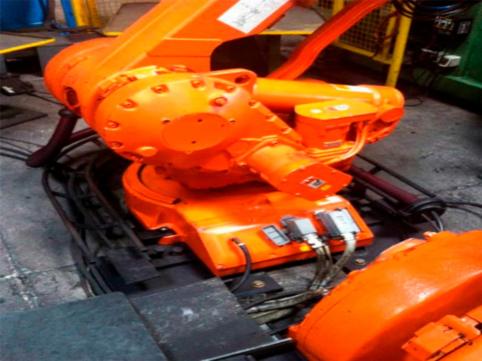 Robot arm / automation cell before and after dry-ice blasting