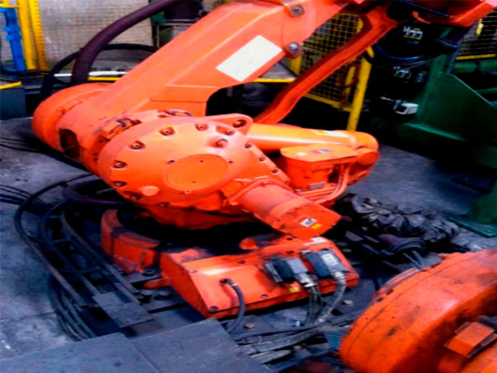 Robot arm / automation cell before and after dry-ice blasting