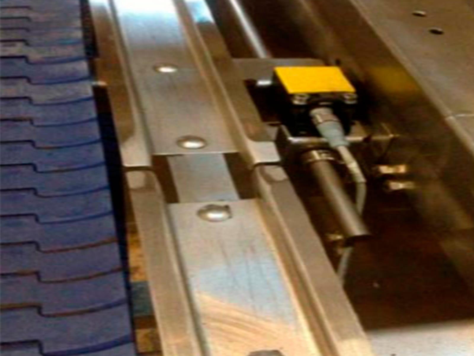 Conveyor rail / guide before and after dry-ice blasting