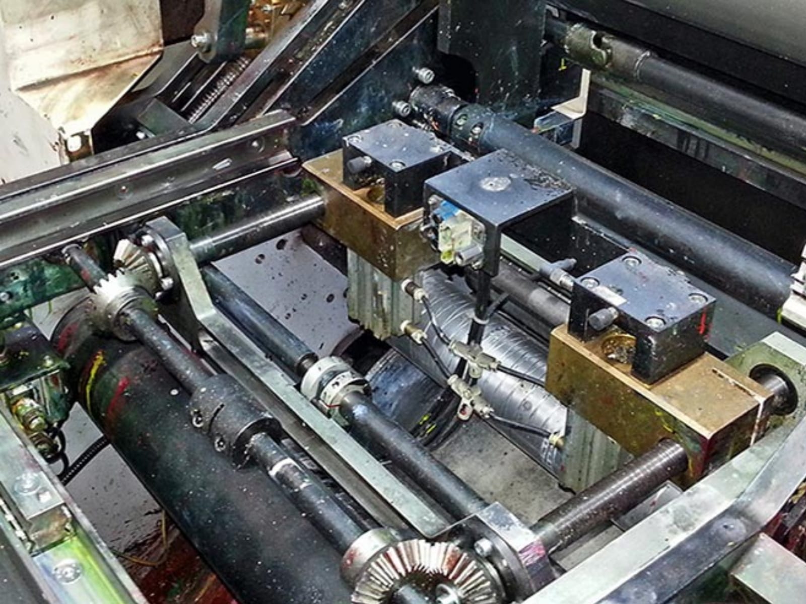 Roller machine interior before and after dry-ice blasting