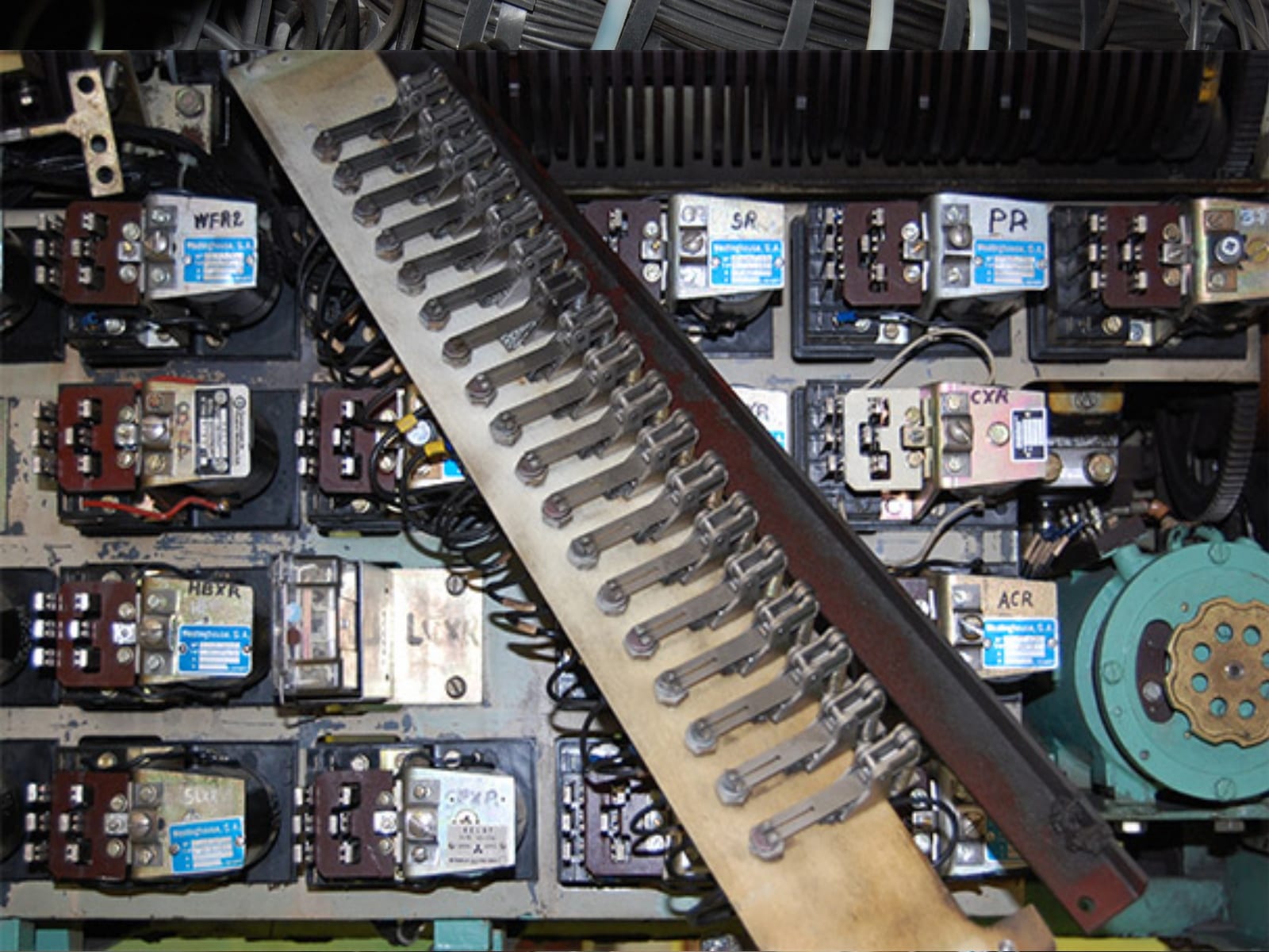 Electrical cabinet / controls before and after dry-ice blasting