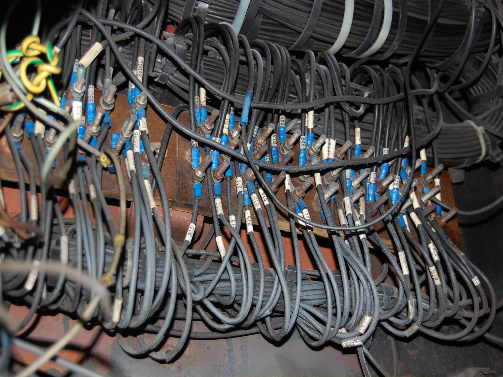 Wiring bundle before and after dry-ice blasting