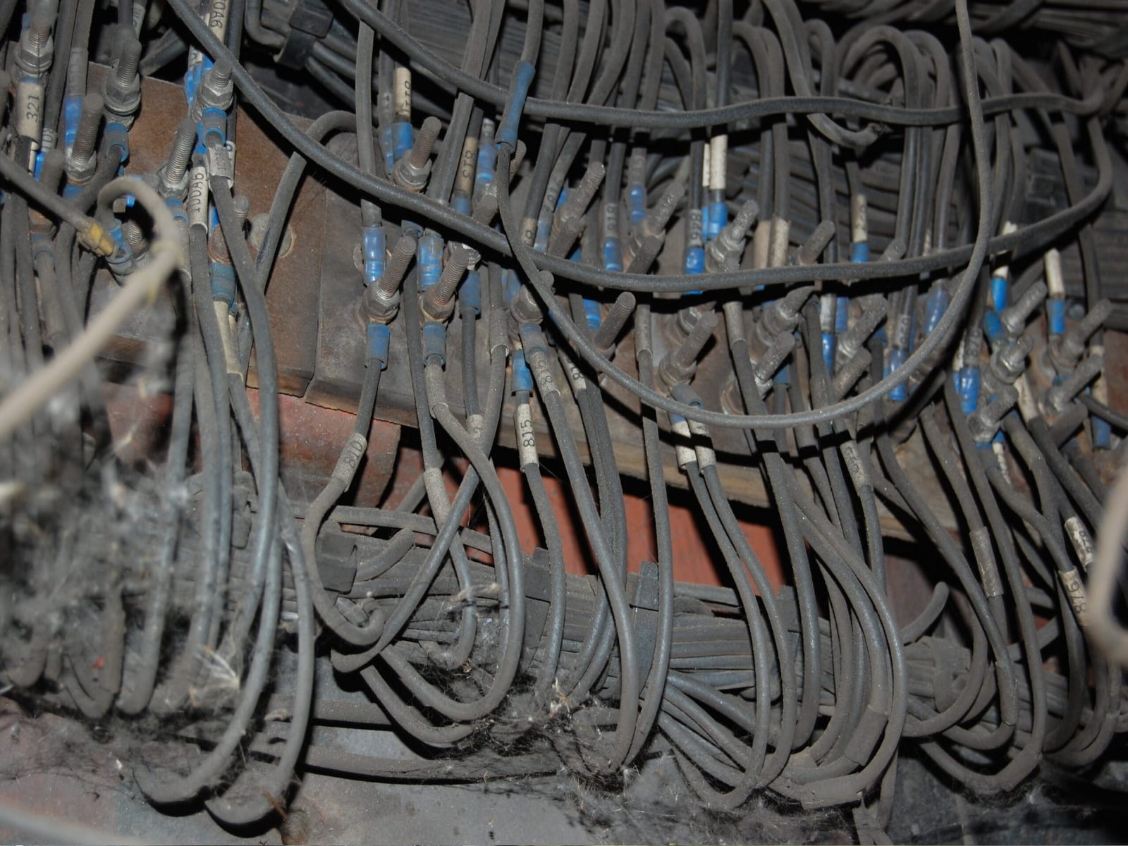 Wiring bundle before and after dry-ice blasting