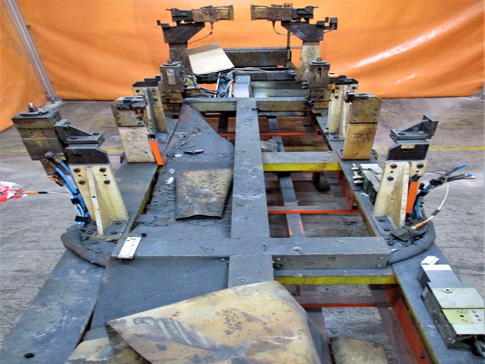 Welding cell frame before and after dry-ice blasting