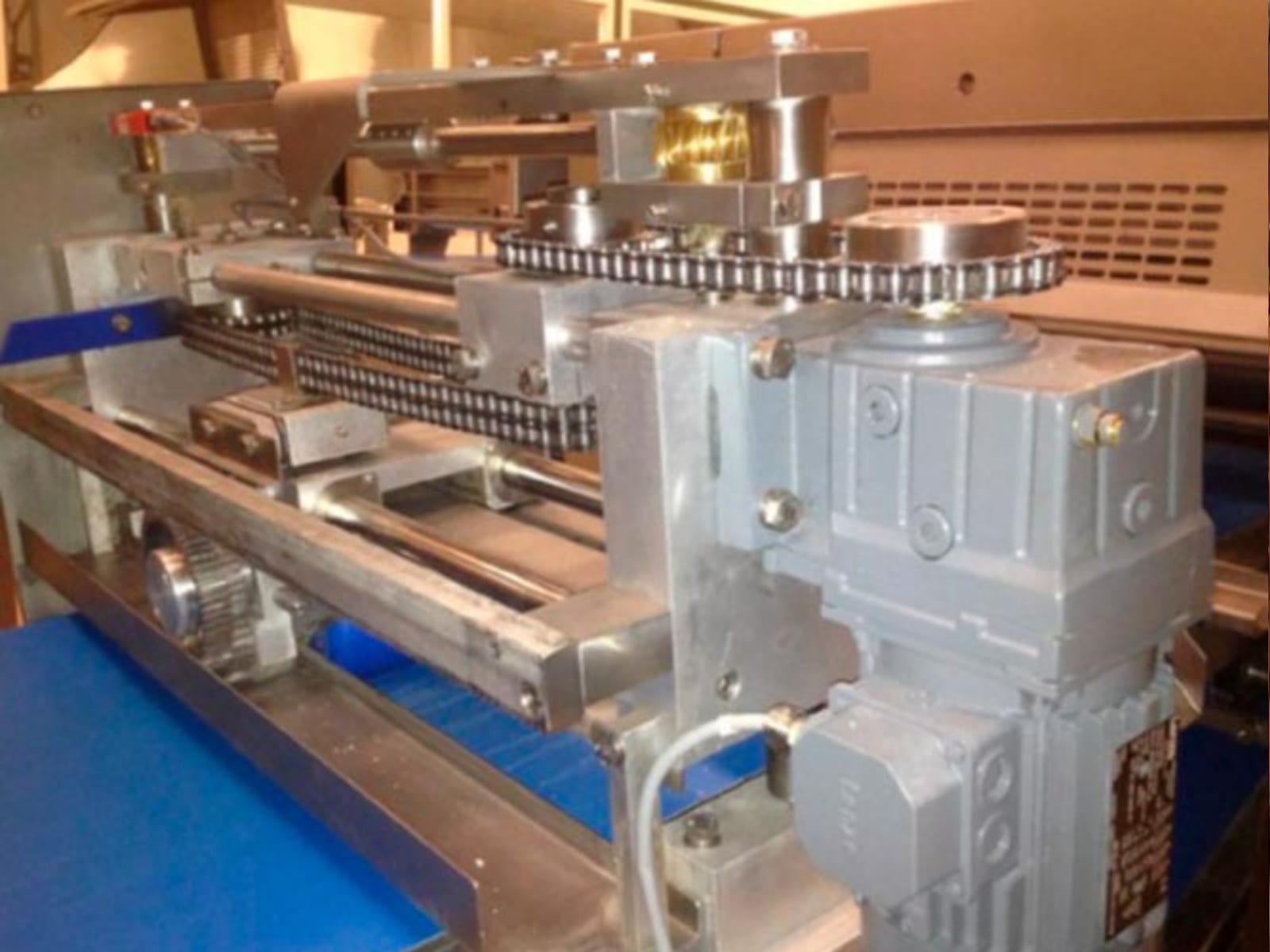 Gearbox / conveyor assembly before and after dry-ice blasting