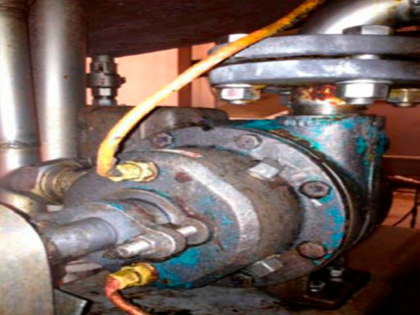 Pump / valve body before and after dry-ice blasting