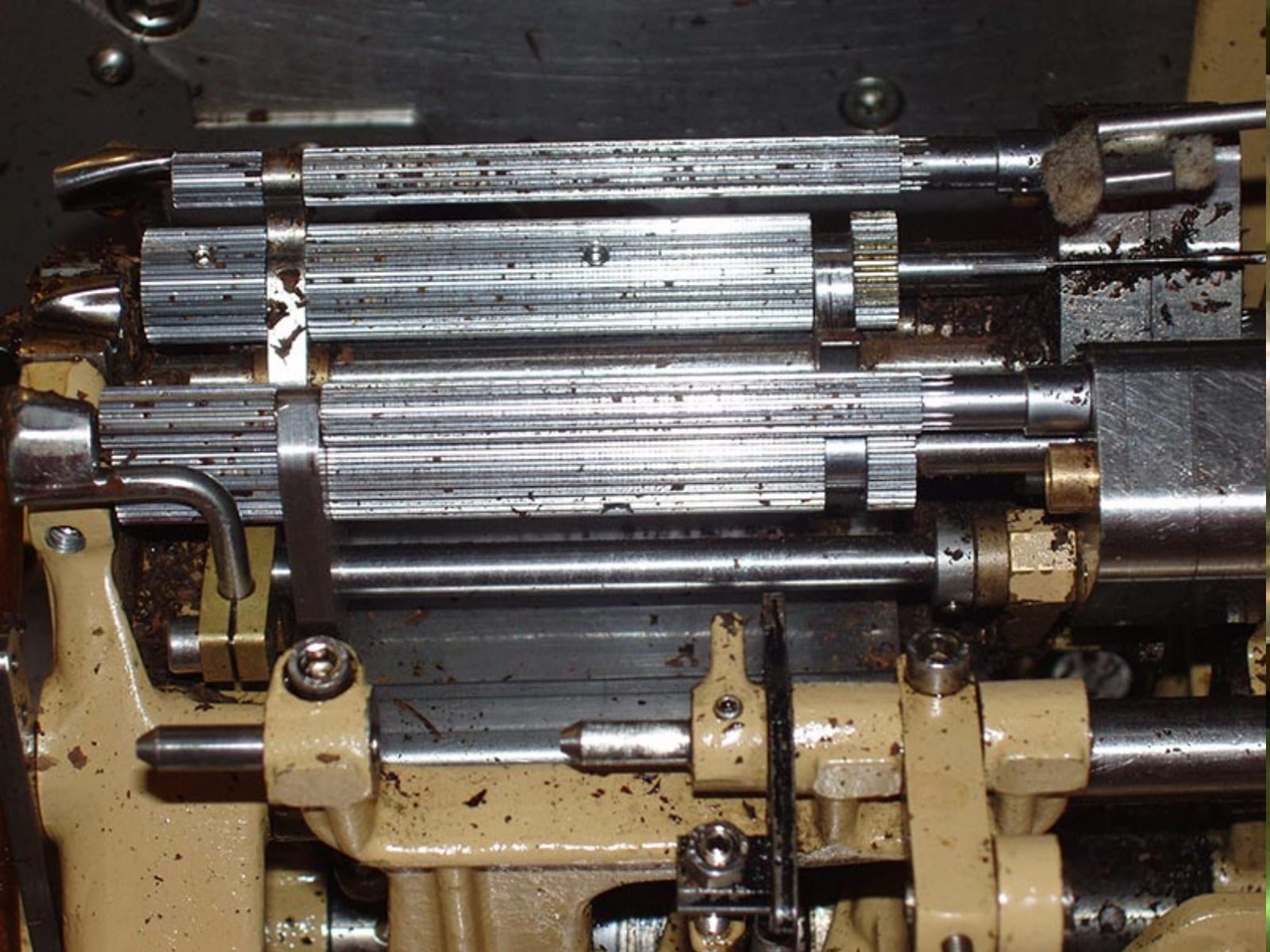 Roller shafts / mechanical parts before and after dry-ice blasting