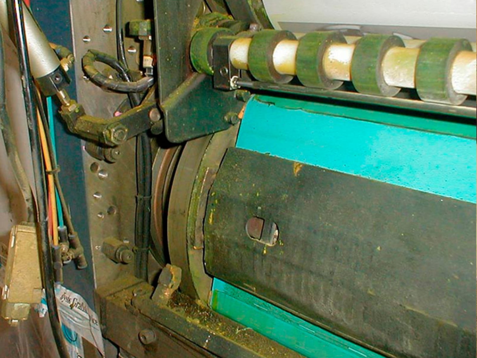 Industrial roller assembly before and after dry-ice blasting