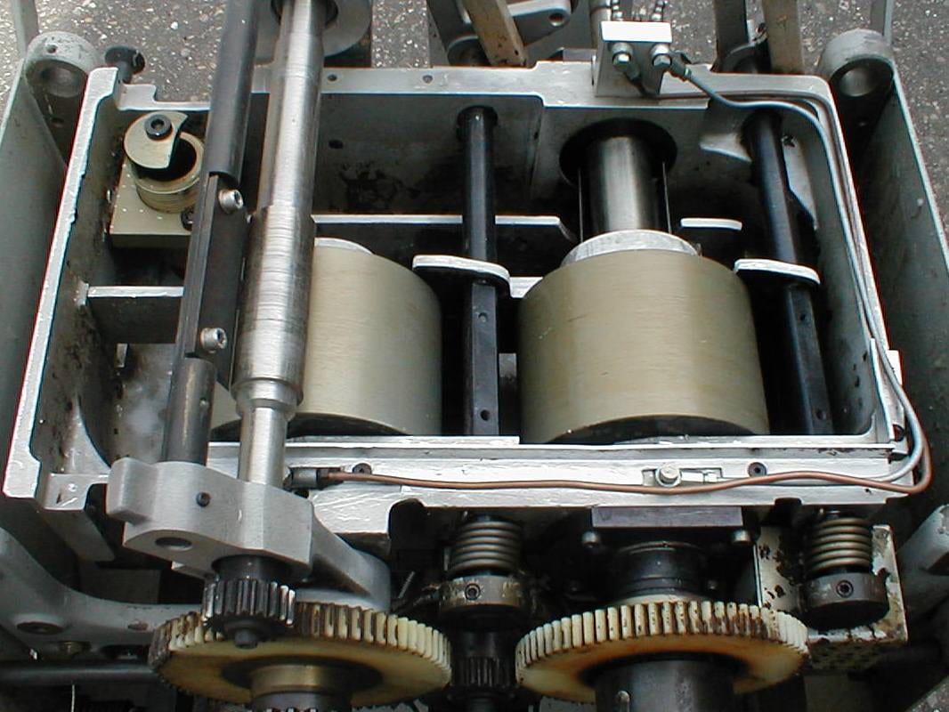 Glue applicator before and after dry-ice blasting